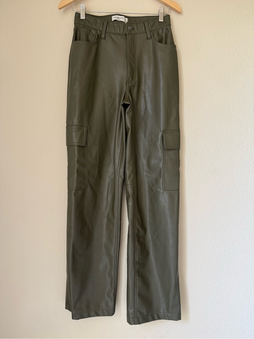 Abercrombie and Fitch Curve Love Vegan Leather Cargo 90s Relaxed Pants in Olive - Picture 2 of 14